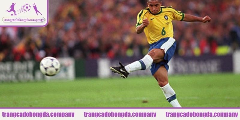 Hậu vệ cánh trái hay nhất Roberto Carlos